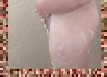 Chico se masturba en la ducha