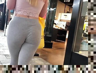 Sexy Blonde bubble in tight leggings