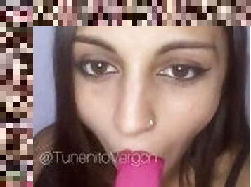 Pendeja calentona se muere de ganas de chupar una buena pija