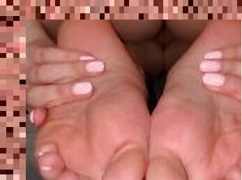 babes, ejaculation-sur-le-corps, pieds, ejaculation, fétiche, brunette, orteils