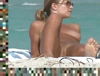 Voyeur video of naked girls at the beach