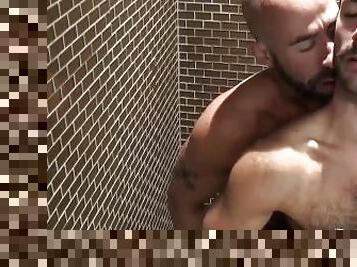 banhos, peluda, chupanços, pénis-grande, hardcore, gay, garganta-funda, chuveiro, musculado, urso