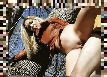 Paseo por el bosque con chica de tinder termina en sexo caliente!, estilo retro