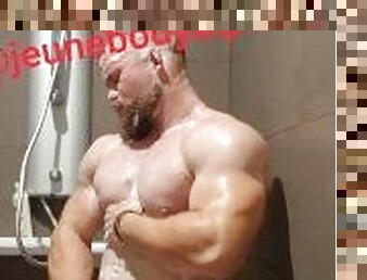 Bodybulder playing with his cock in the shower