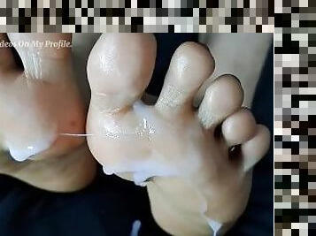 asiatique, ejaculation-sur-le-corps, compilation, pieds, ejaculation, fétiche, branlette-avec-les-pieds, orteils