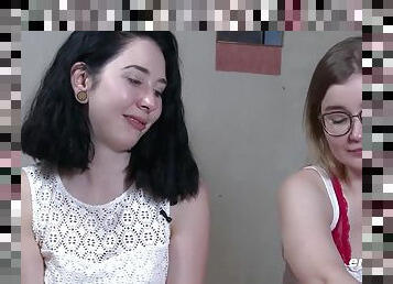 Shy brunette lesbians: Junge Freundinnen haben heiï¿½en Strap-On Sex - Teen (18+)