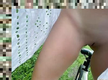 I rub the clitoris to orgasm - Naked girl riding a bike in public