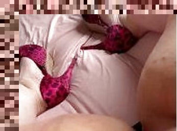 clitoris-bagian-atas-vagina-paling-sensitif, ayah, gemuk-fat, orgasme, vagina-pussy, wanita-gemuk-yang-cantik, permainan-jari, ayah-daddy, tato, tungkai-kaki