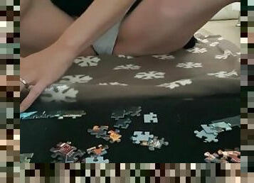 Elle fait pipi dans sa culotte en faisant un puzzle