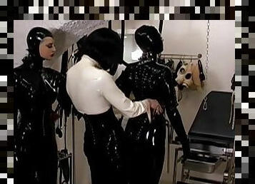 budak, bertiga, manis, fetish-benda-yang-dapat-meningkatkan-gairah-sex, latex, dominasi-perempuan-dalam-sex, dirantai, penutup-muka