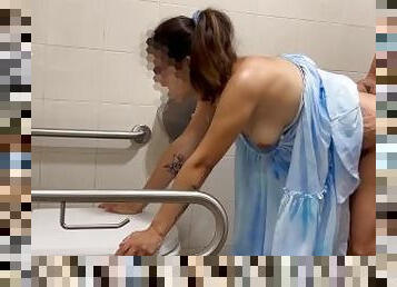 Follada en baño PUBLICO?????????? Entra el calenton por el VESTIDO, comida de polla y ... a darle duro