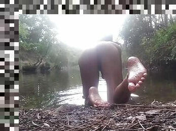 Femboy dans un petit coin d'eaux