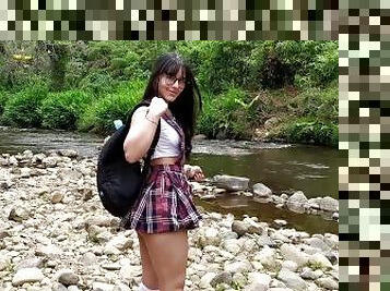 Colegiala cachonda falta a clases para ser follada en un río.