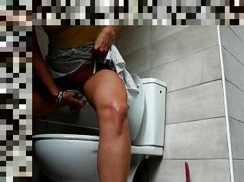 urina, pubblici, amatoriali, ragazze-giovani, sottane, mutandine, toilette, solitari, brunette, reali