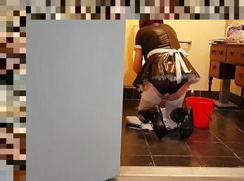 Sissy Crossdresser French Maid cleaning toilet