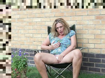 Gros nichons, Masturbation, En plein air, Amateur, Mature, Maman, Naturel, Solo, Jambes, Seins flasques