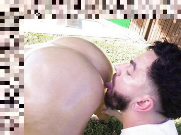 Büyük göğüsler, Köpekçik, Açıkhava, Kocaman yarak, Orta yaşlı seksi kadın, Porno yıldızı, Havuz, Binme, Bikini, Bahçe