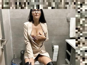 The boss fucked a lustful secretary in the toilet