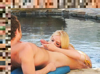 Gros nichons, En plein air, Fellation, Milf, Pornstar, Fou, Blonde, Naturel, Piscine, Gros seins